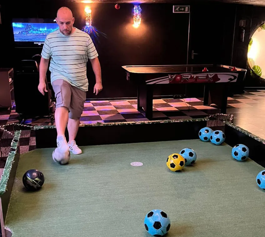 Juego de billar con balones de futbol