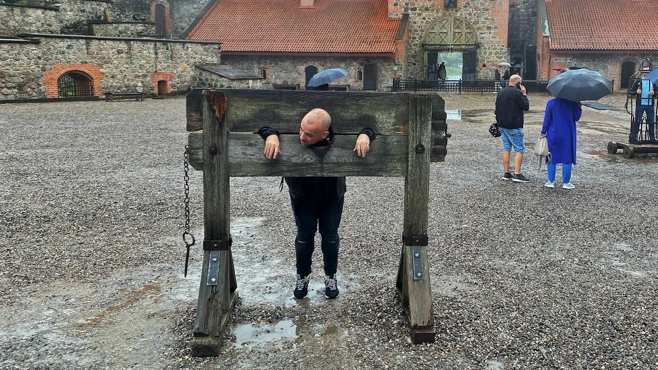 Picota en el patio del castillo de Trakai